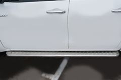 Пороги труба d42 с листом (Лист алюм,проф.сталь) (Вар.2) для Toyota Hilux Black Onyx 2020-